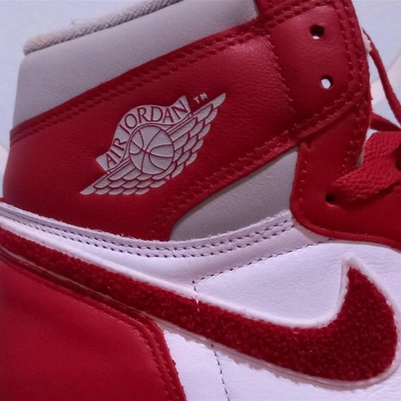 Air Jordan 1 Retro High Chenille Varsity Red - Picture 2 of 4